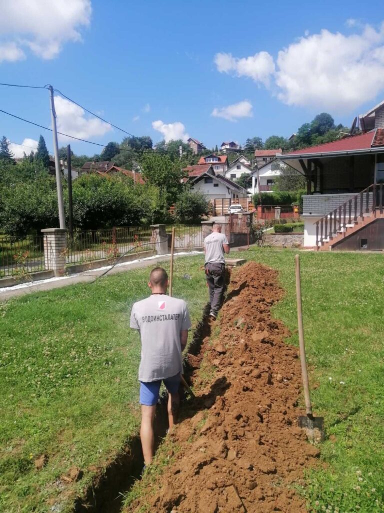 Kopanje rova za vodovodne cevi.