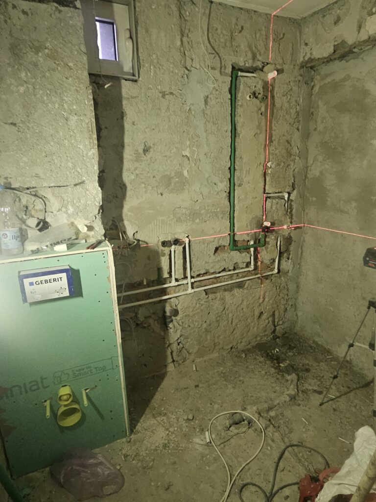 Postavljanje instalacija u kupatilu.