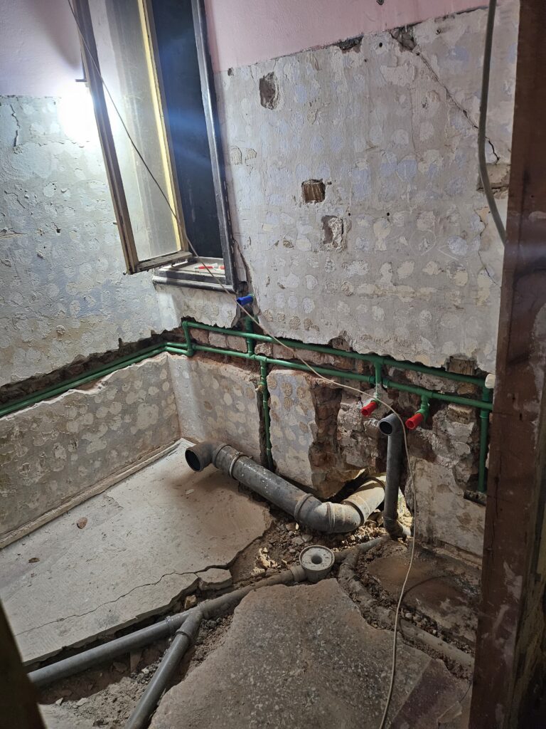 Zavrsene instalacije u kupatilu.