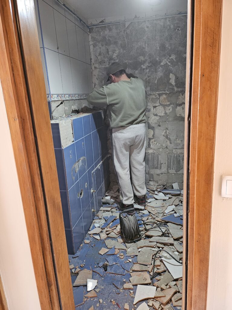 Razbijanje starog kupatila-Odvoz suta 2 1000011600 1