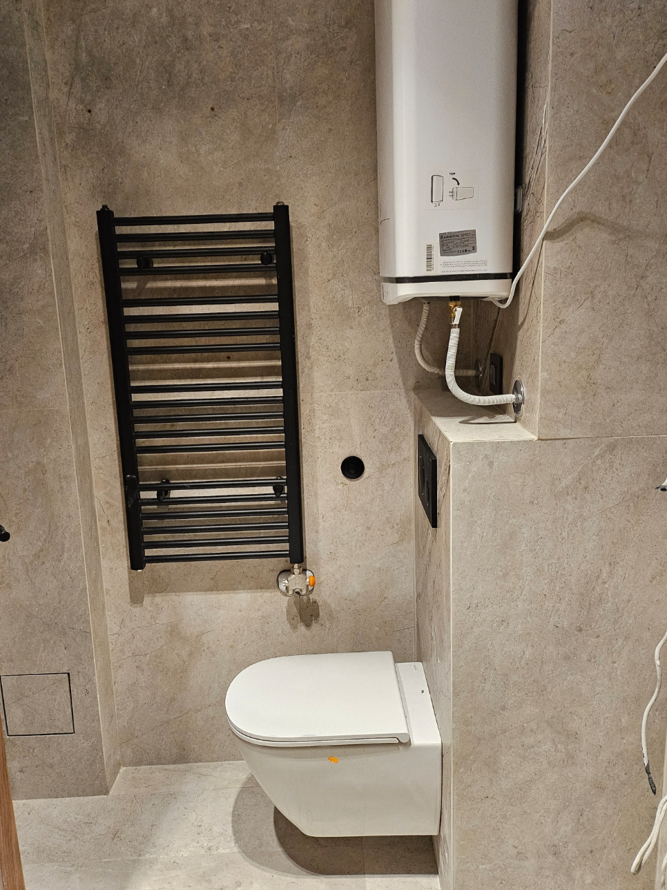 Završeno renoviranje kupatila 1 Završeno renoviranje kupatila sa WC šoljom i montiranim bojlerom