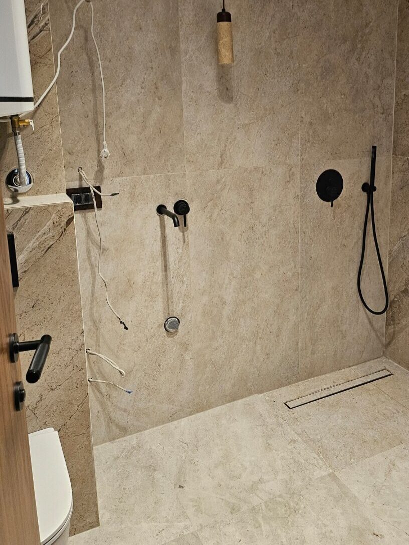 Završeno renoviranje kupatila 3 Završeno renoviranje kupatila sa tuš zonom i crnim baterijama