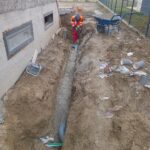 Postavljanje kanalizacionih cevi pored kuće