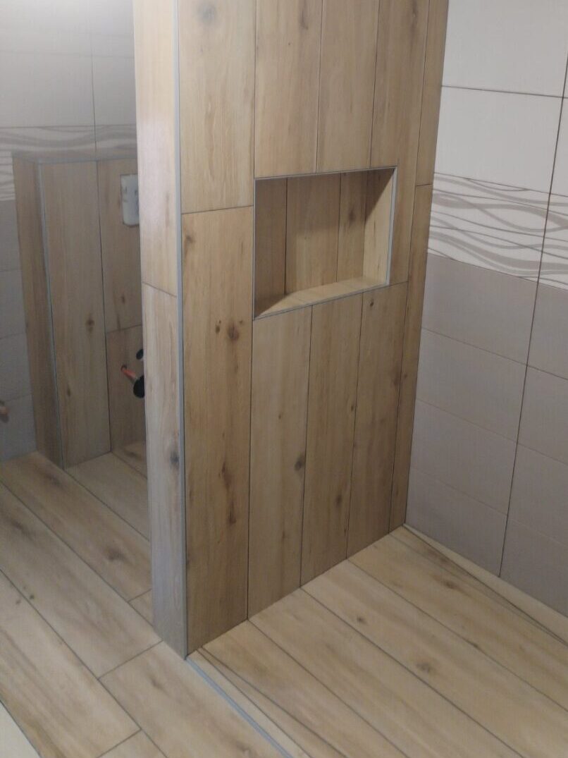 Završena adaptacija kupatila sa tuš zonom i zidnom nišom