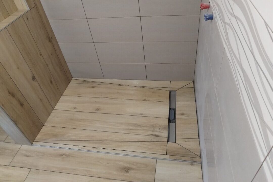 Završena adaptacija kupatila sa keramikom u dekoru drveta