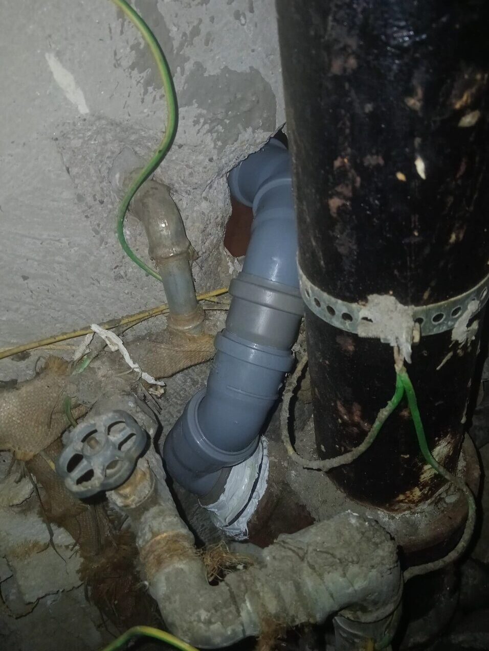 Vodoinstalater Novi Sad ubacivanje plastične cevi na terenu