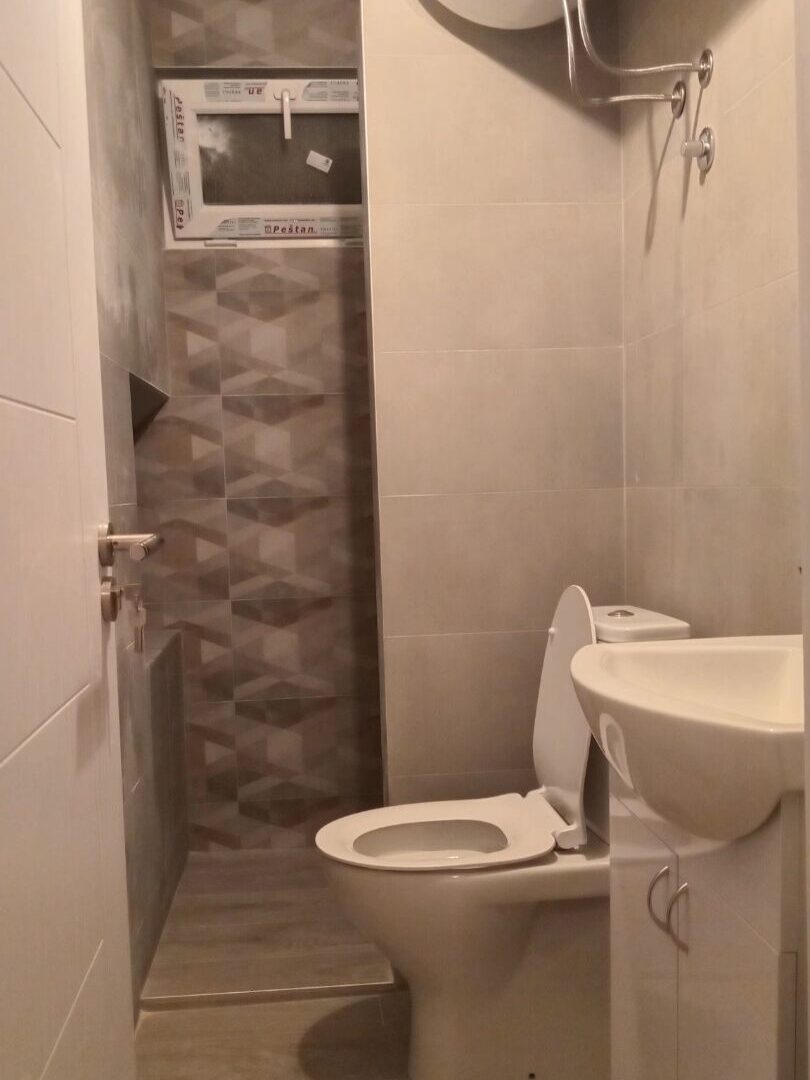 Završena adaptacija malog kupatila sa tuš zonom i WC šoljom