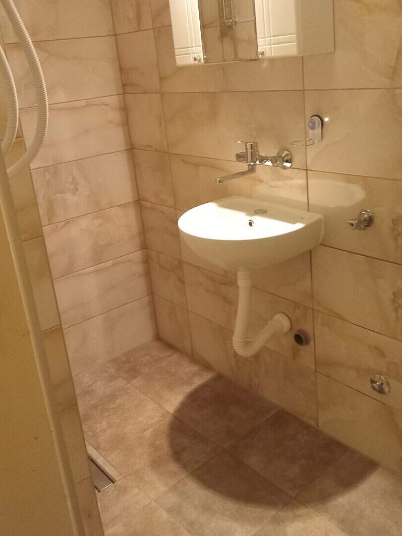Završena adaptacija kupatila sa lavabo instalacijom i zidnom baterijom