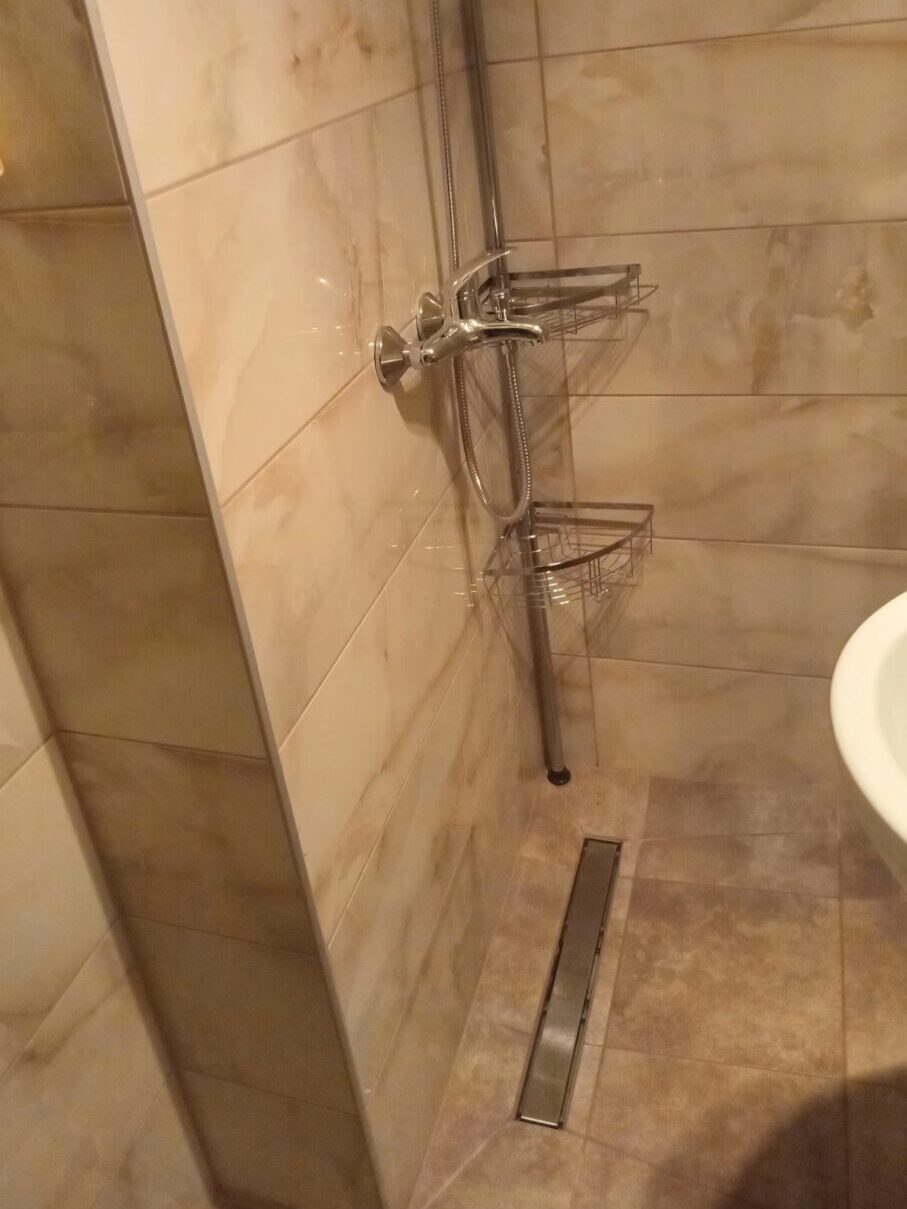 Završena adaptacija kupatila sa tuš zonom i podnim slivnikom