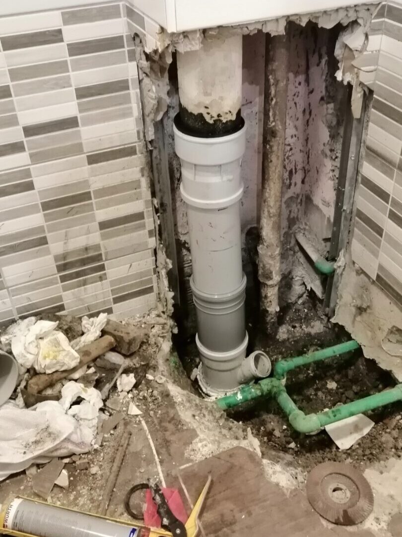 Vodoinstalater Novi Sad zamenjen deo vertikalne cevi u kupatilu