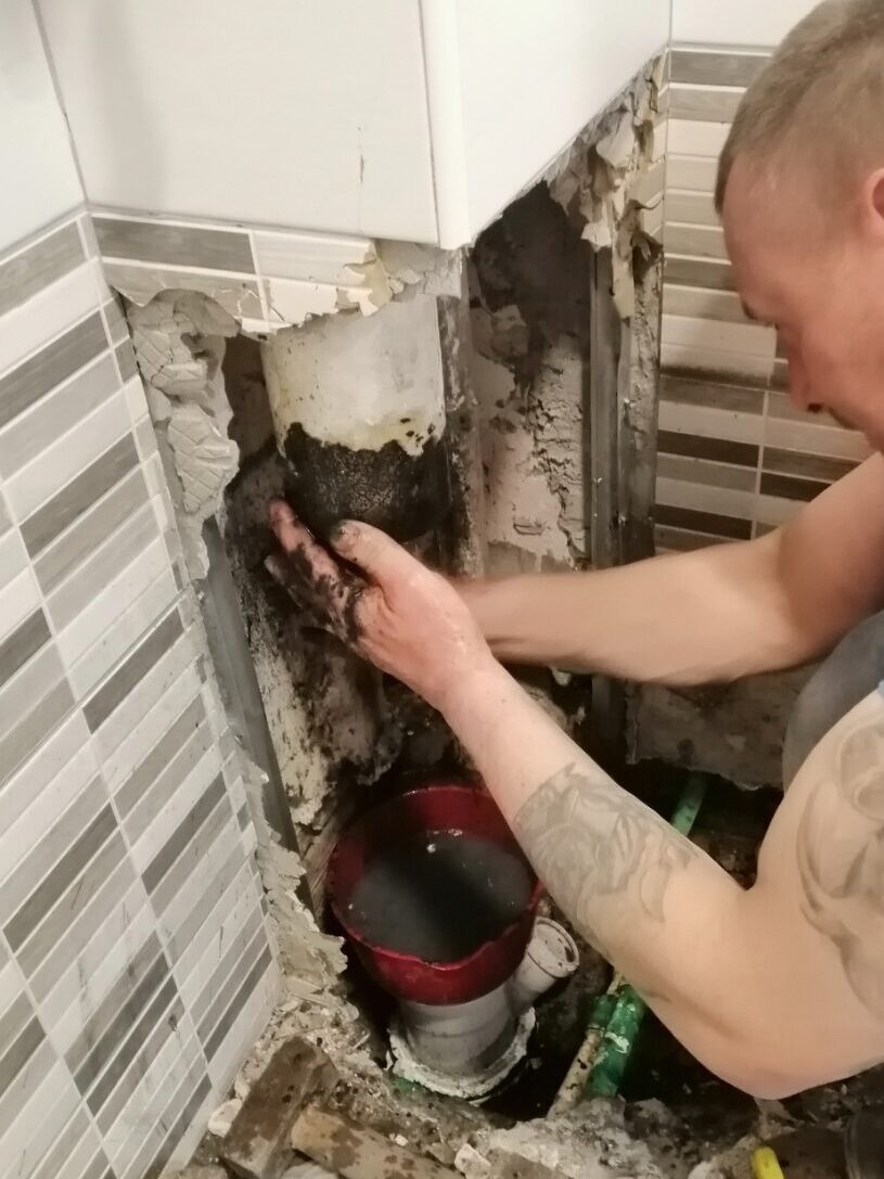 Zamenjen deo vertikalne cevi u otvorenom zidu kupatila