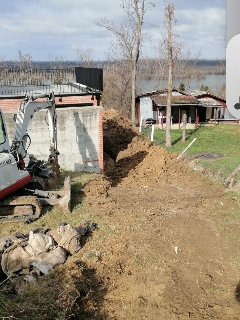 Postavljanje kanalizacionih cevi na kosom terenu mašinski iskop