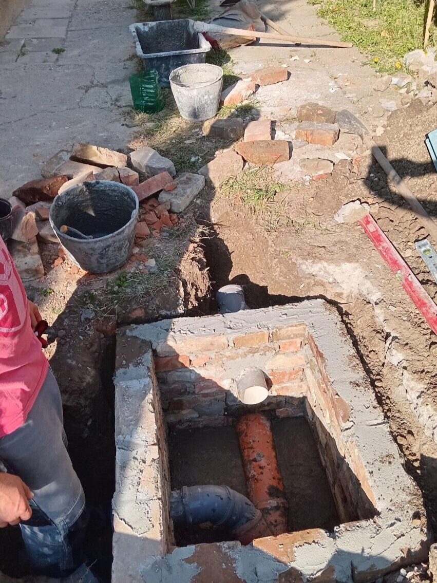 Zidanje kanalizacione sahte sa povezivanjem kanalizacionih cevi