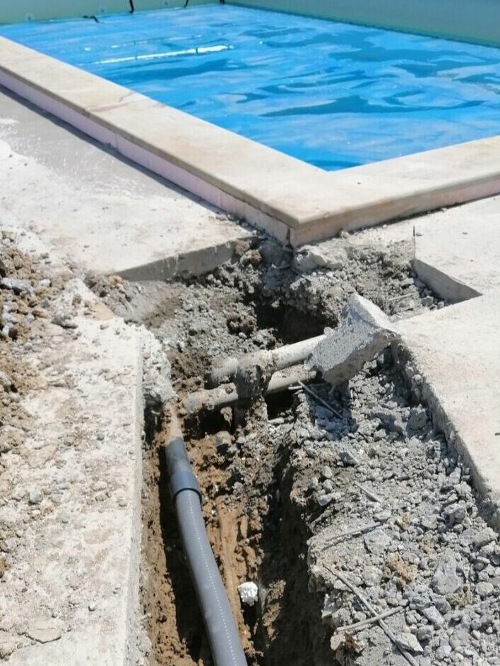 Zamena ostecene cevi pored bazena u otvorenom kanalu