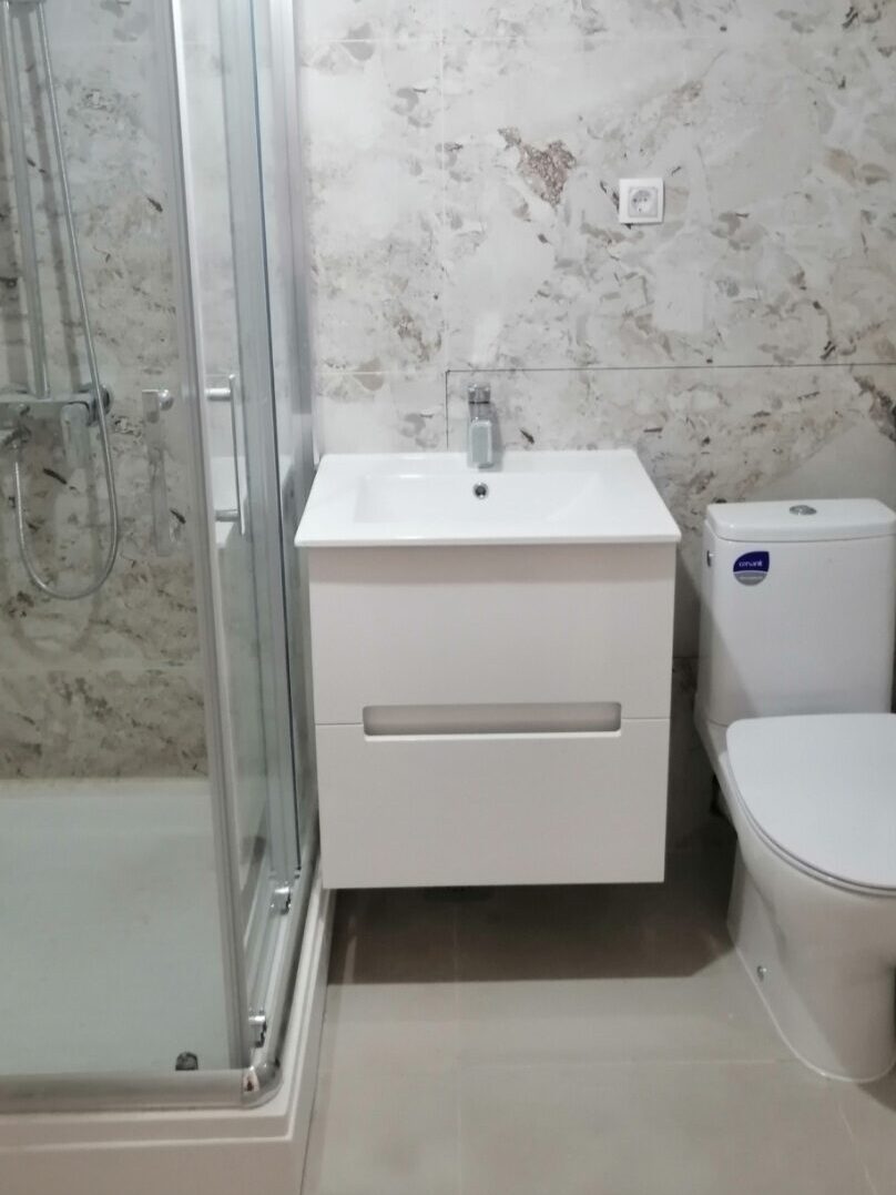 Završena adaptacija kupatila sa tuš kabinom i WC šoljom