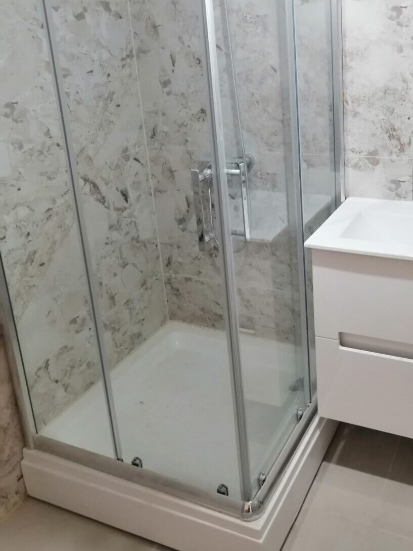 Vodoinstalater Novi Sad završena adaptacija kupatila sa tuš kabinom