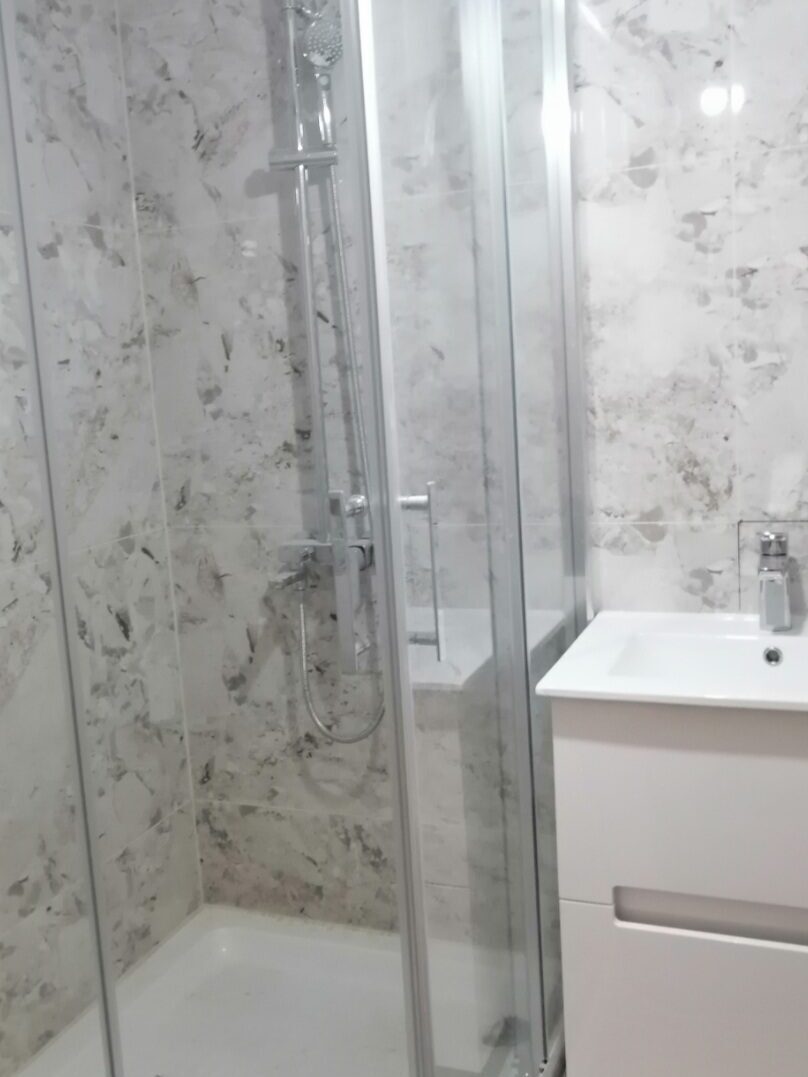 Završena adaptacija kupatila sa tuš kabinom i lavabo ormarićem