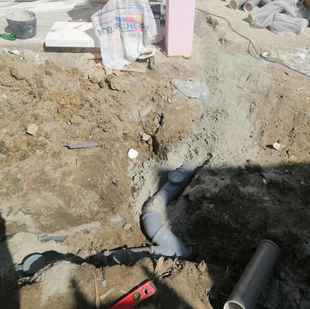 Postavljanje kanalizacionih cevi sa PVC kolenima i racvama