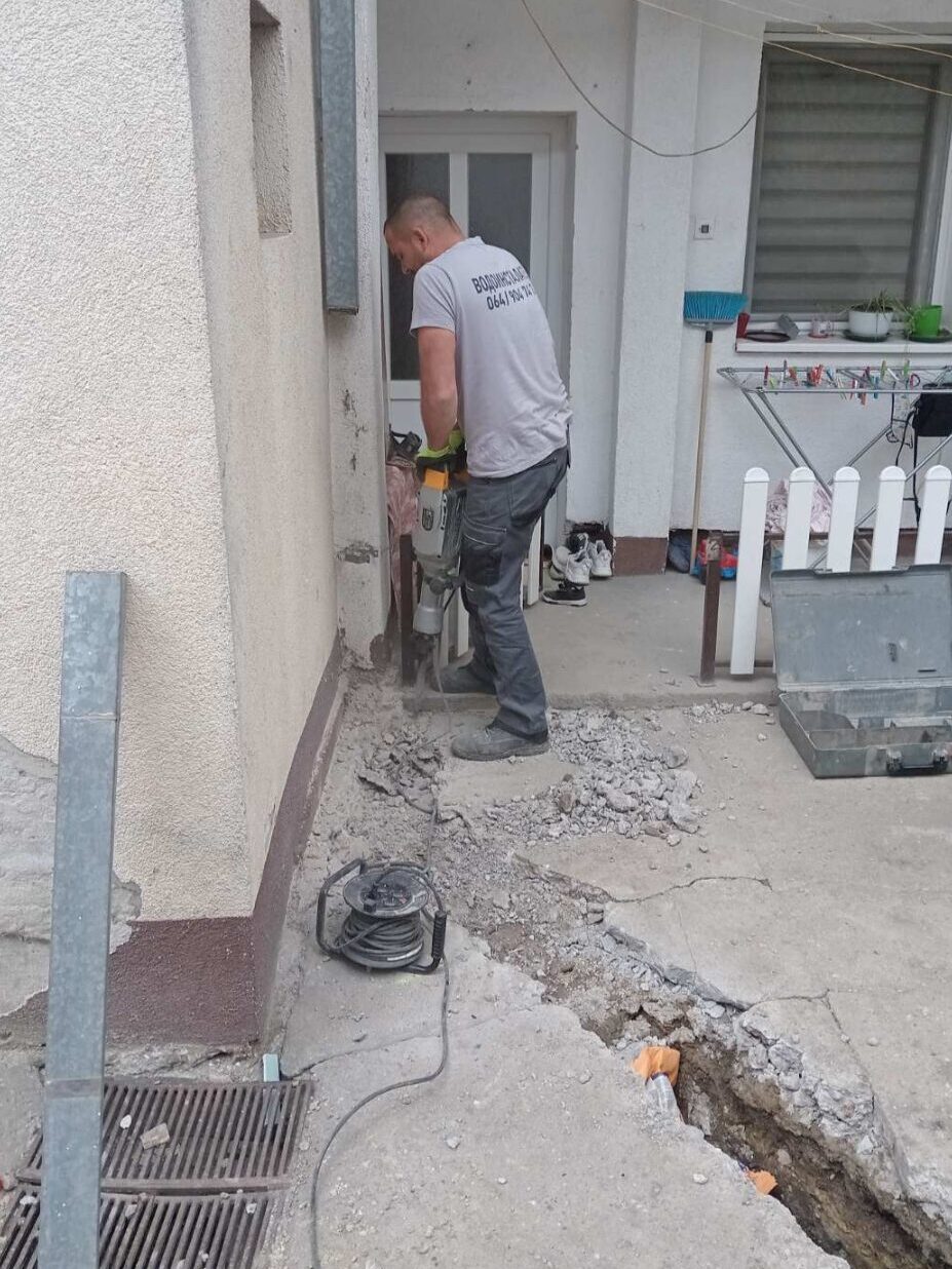 Vodoinstalater Novi Sad priprema za postavljanje kanalizacionih cevi