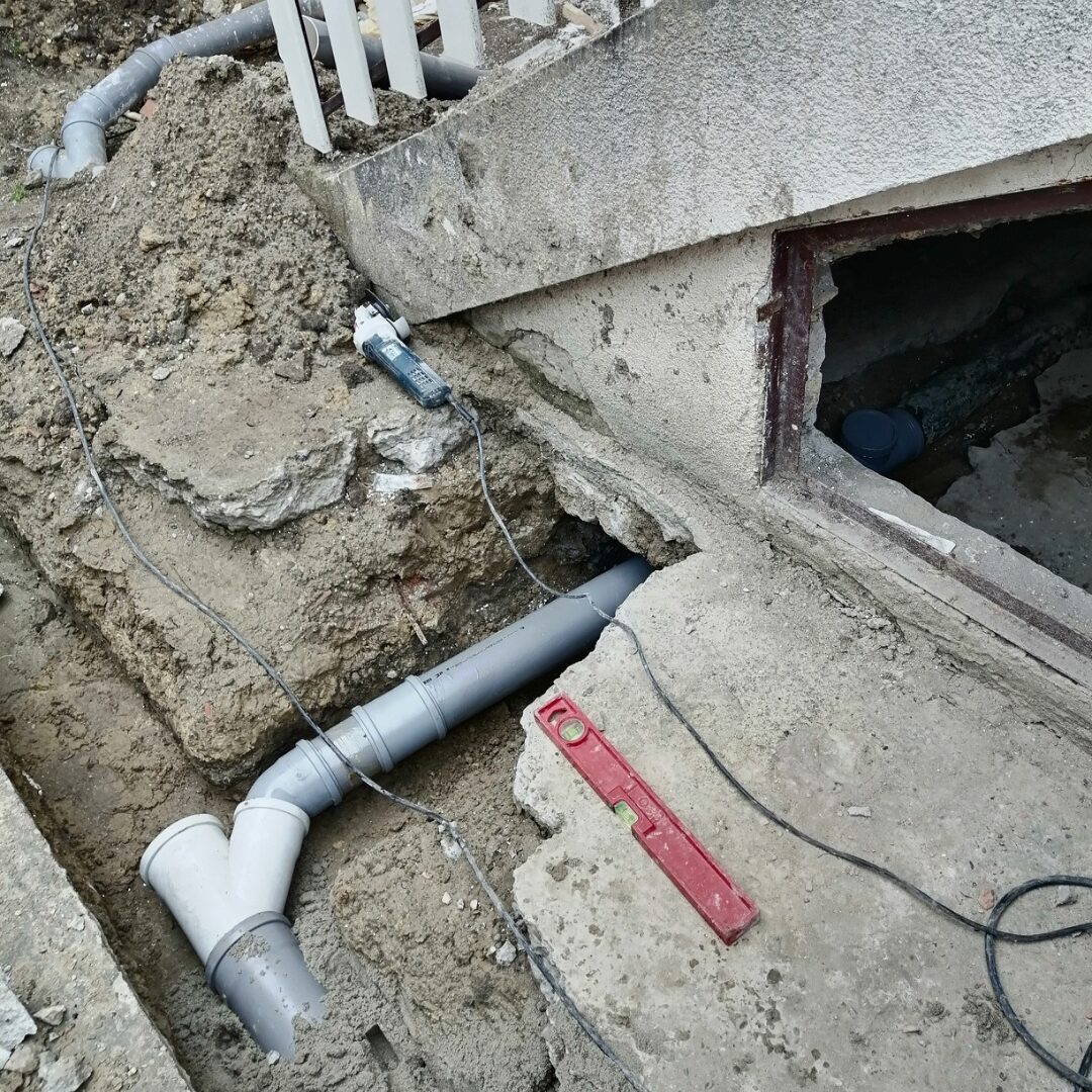 Postavljanje kanalizacionih cevi uz objekat sa proverom pada