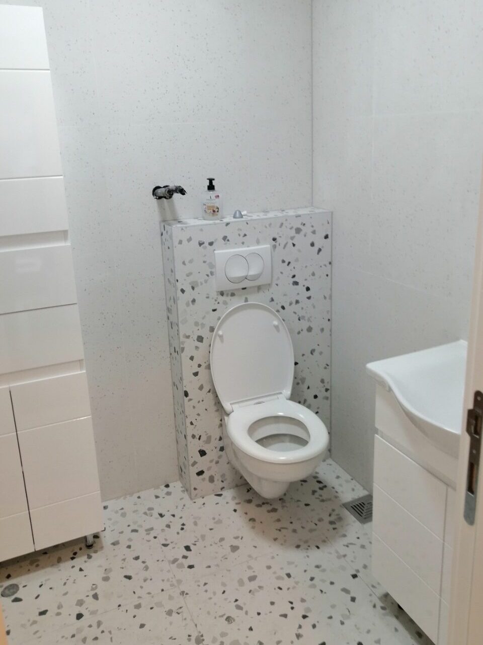 Završeno renoviranje kupatila sa WC šoljom i ugradnim vodokotlićem