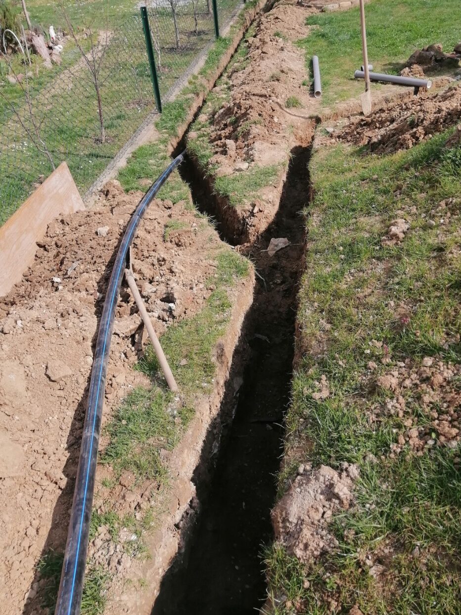 Iskop za postavljanje kanalizacionih cevi kroz dvoriste