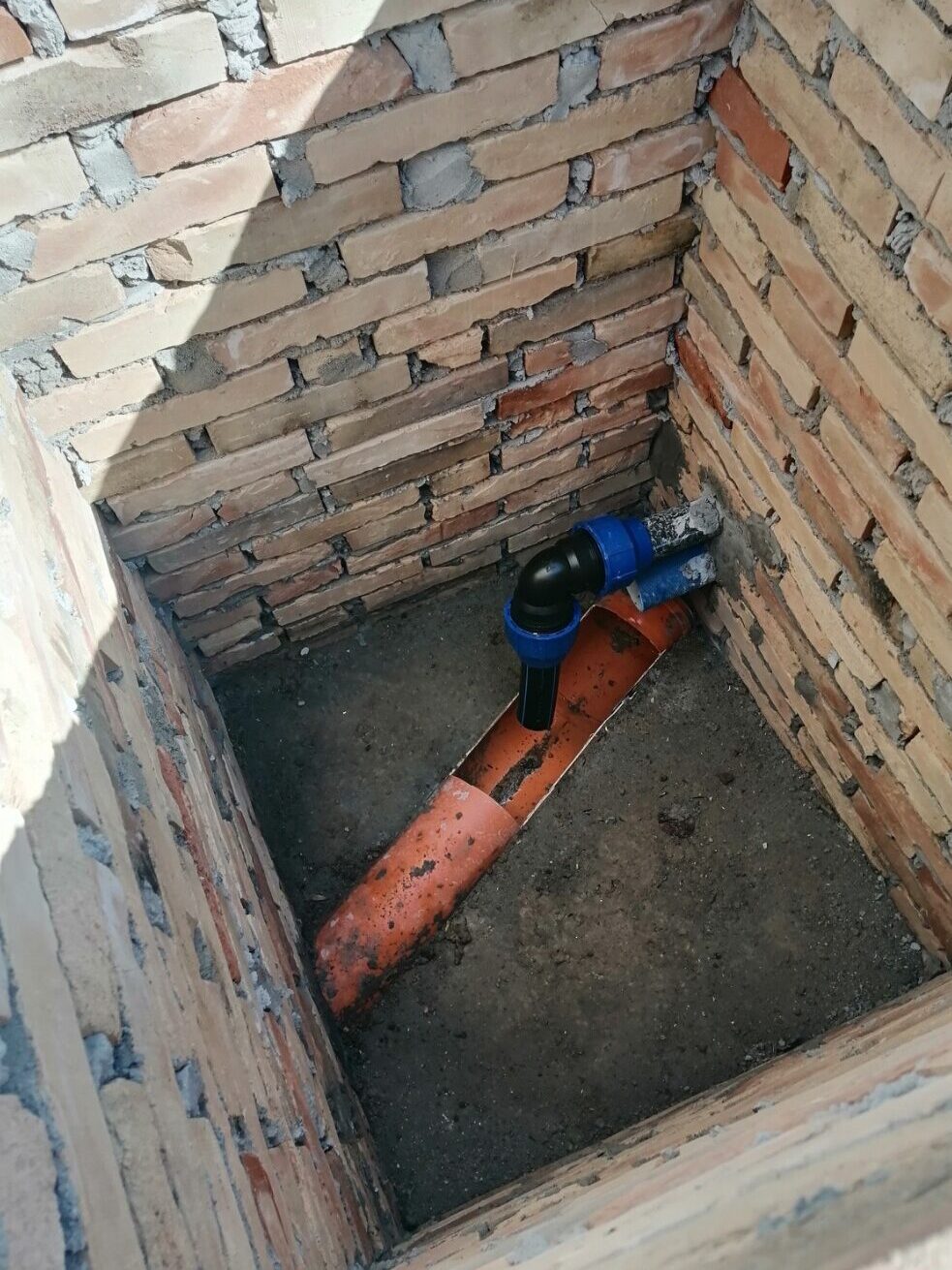 Postavljanje kanalizacionih cevi u kanalizacionoj sahti