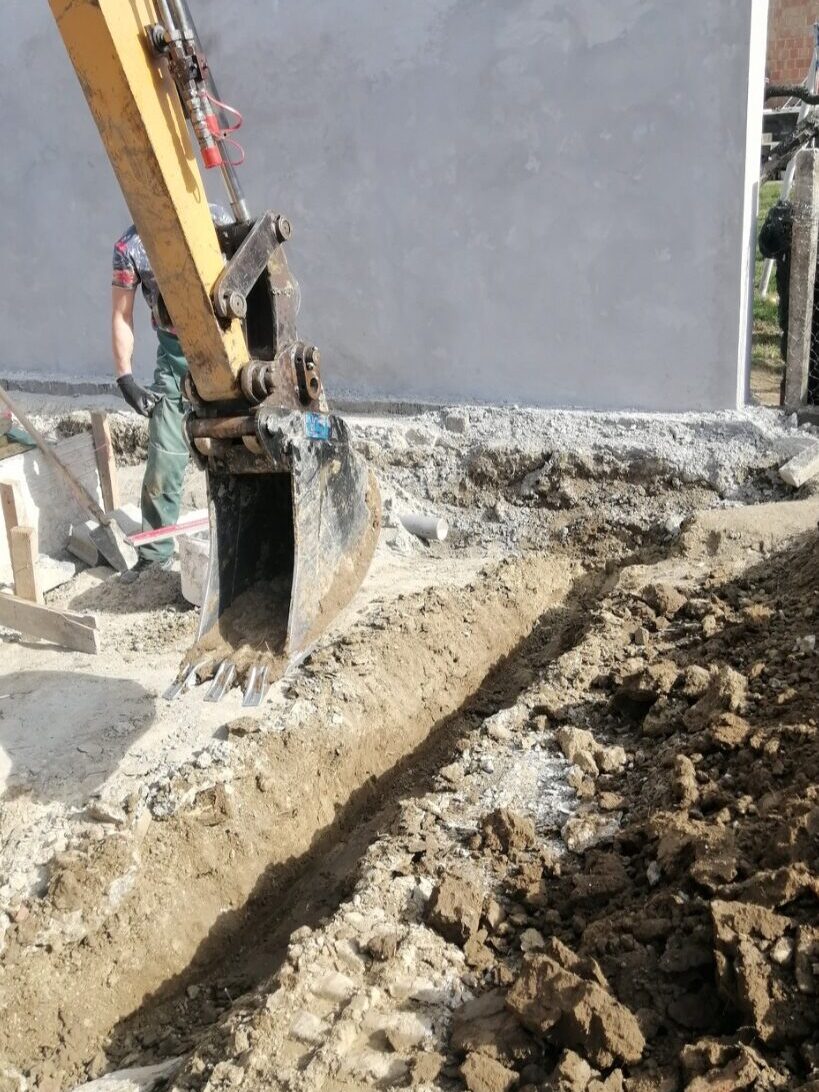 Vodoinstalater Novi Sad postavljanje kanalizacionih cevi uz kuću