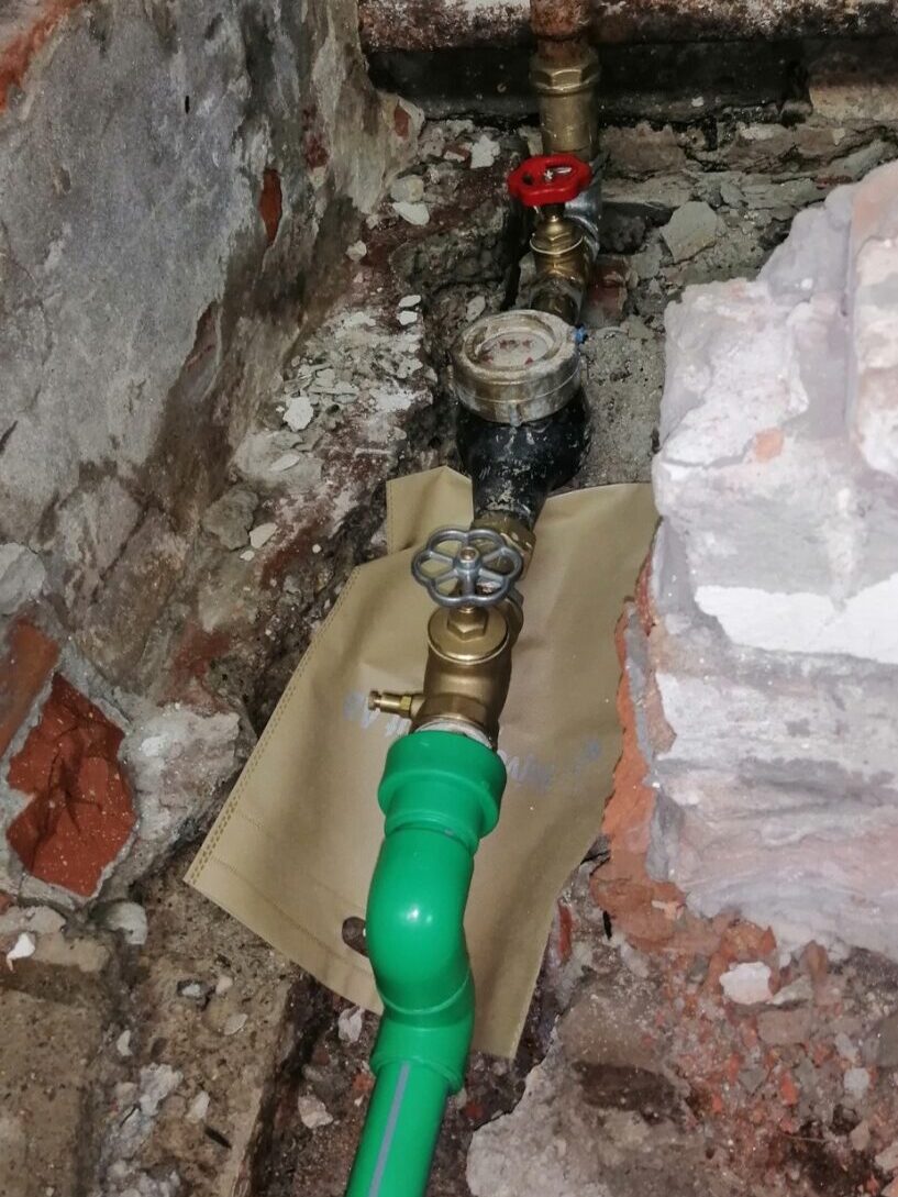 Zamena vodovodnih cevi u zidu sa novom zelenom cevi i ventilom