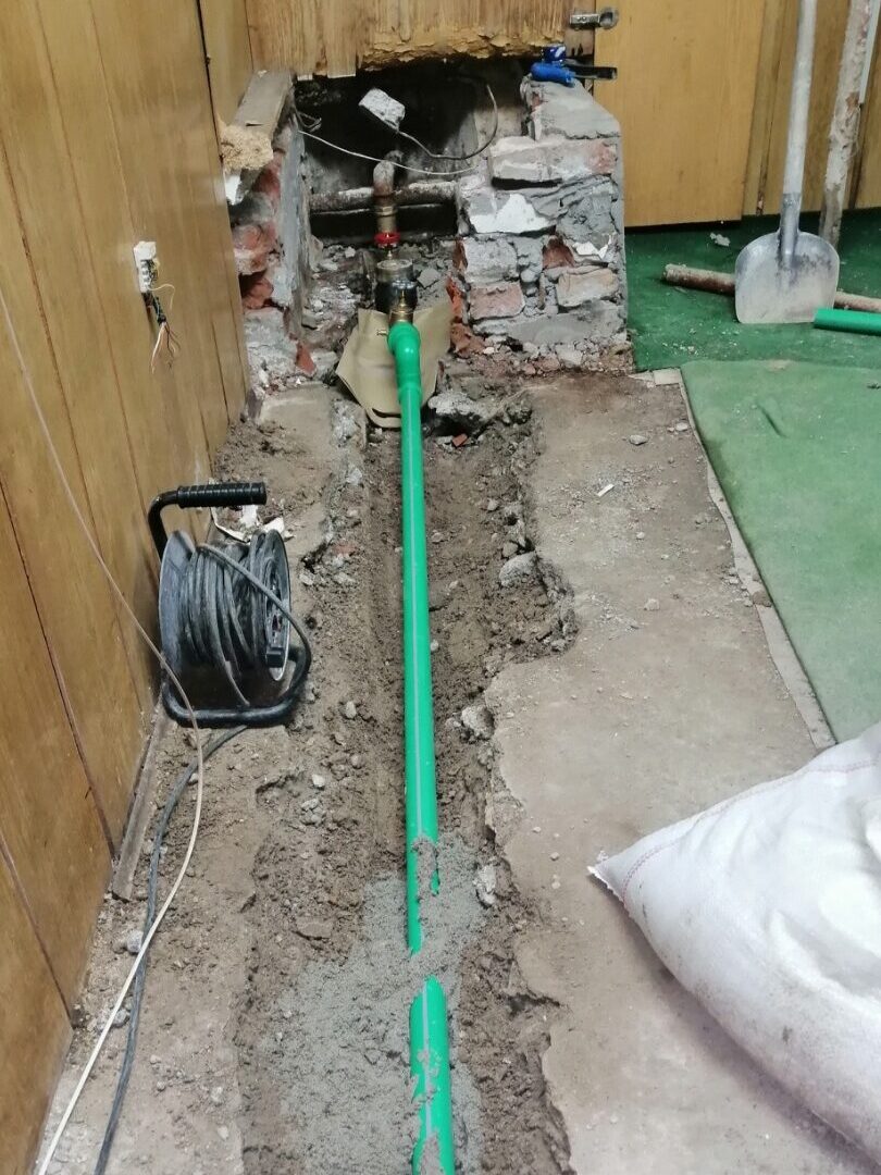 Zamena vodovodnih cevi u zidu i podu kroz otvorenu trasu