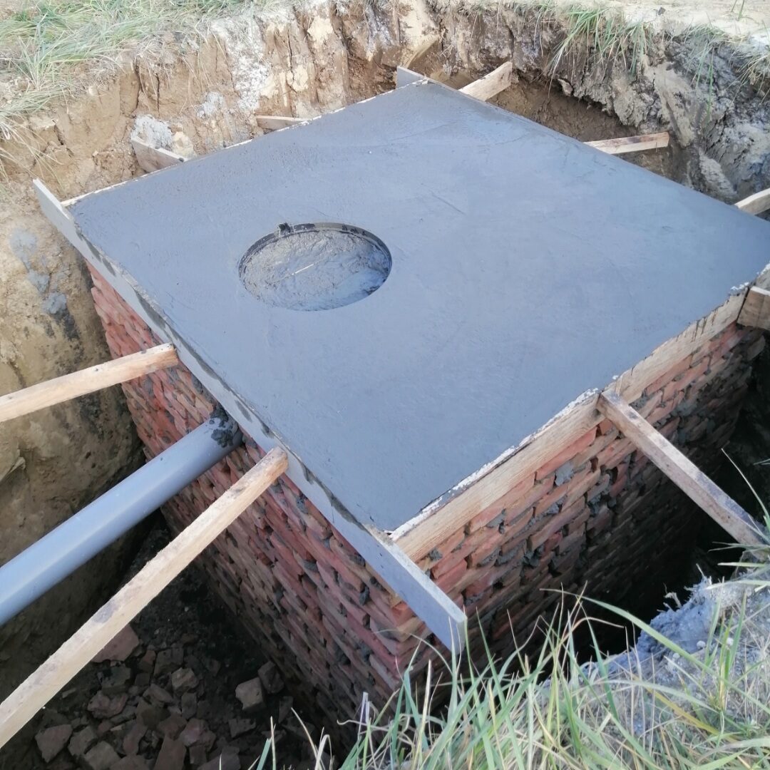 Zidanje septičke jame sa betonskom pločom i revizionim otvorom