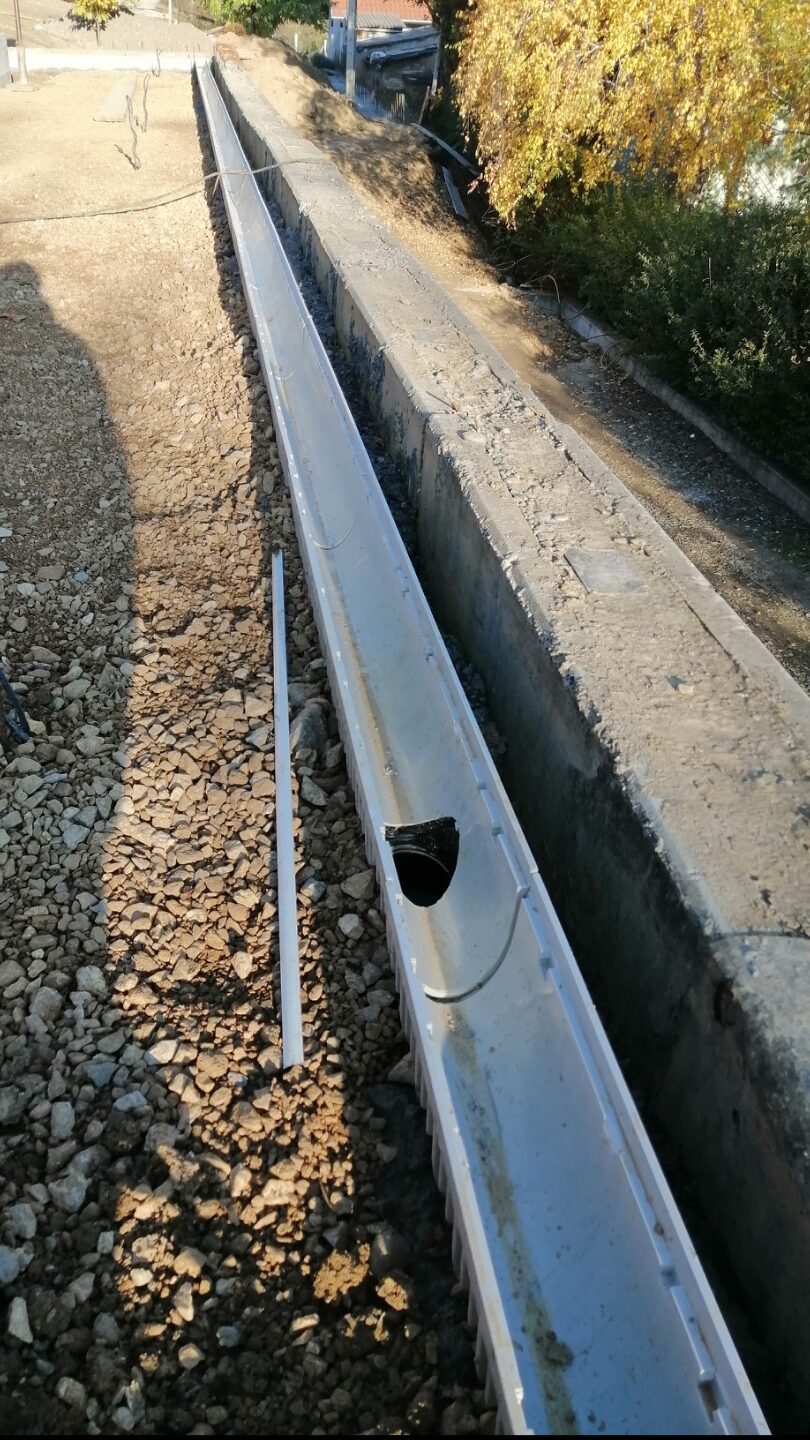 Postavljanje dvorišnih kanalica pre završnog uređenja dvorišta