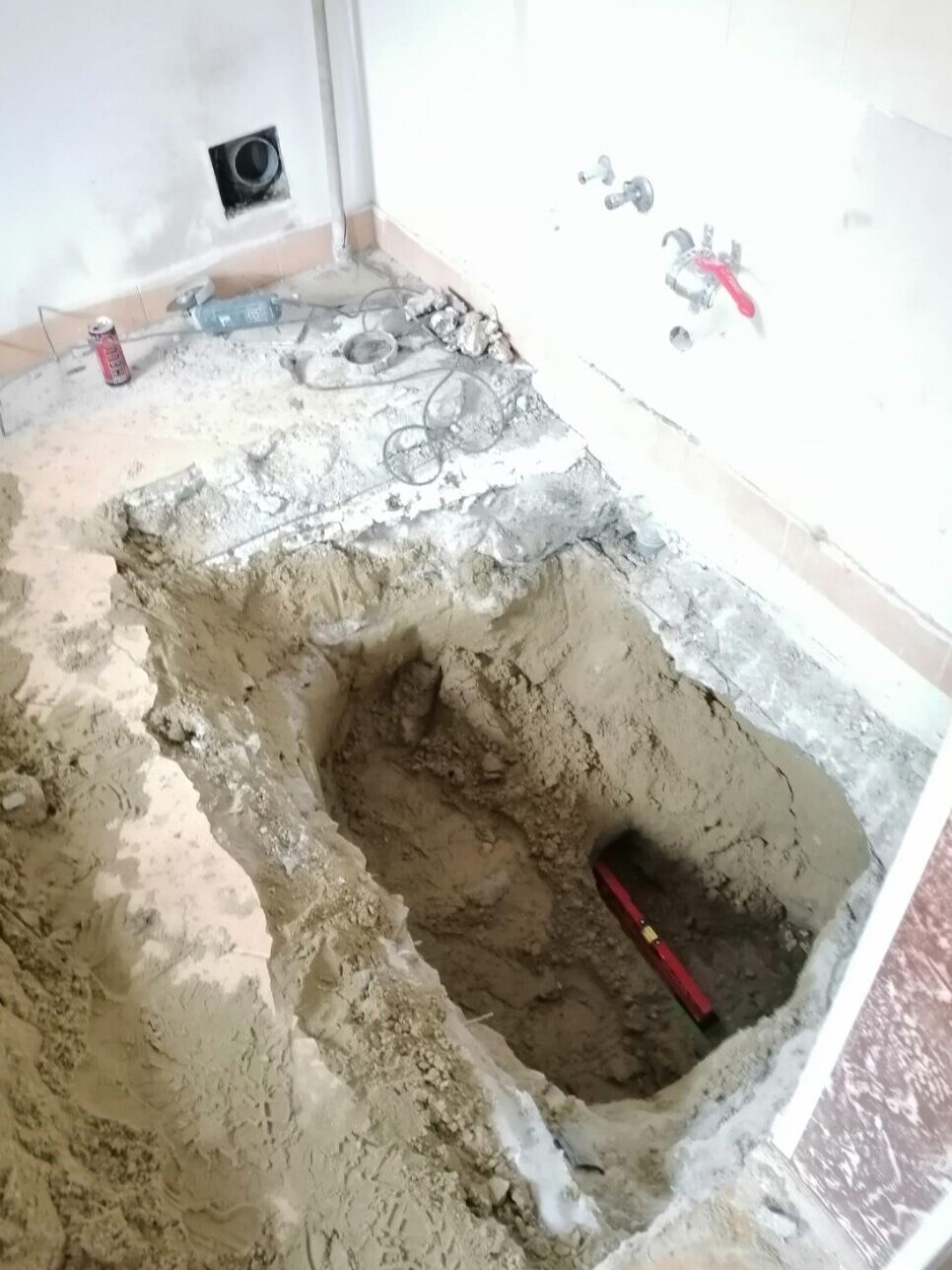 Otklonjena havarija kanalizacione cevi u stanu iskop do instalacije