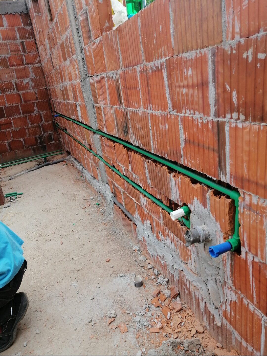Instalacije za kupatilo postavljanje vodovodnih cevi u zidu