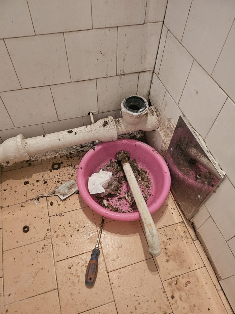 Zamenjen deo kanalizacione cevi 2 1000015099