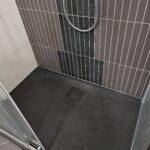 Silikonisanje tuš kabine nakon čišćenja spojeva
