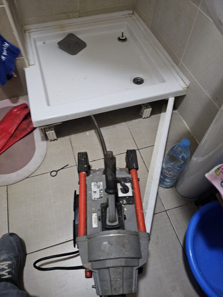 Vodoinstalater Novi Sad odgušenje tuš kade u kupatilu