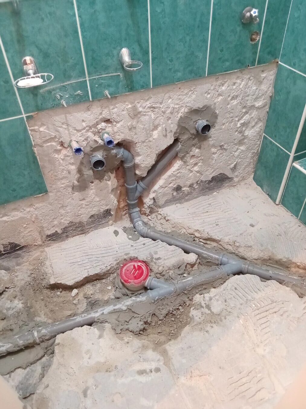 Instalacije za kupatilo sa novim kanalizacionim odvodima i dovodima vode u otvorenom zidu i podu
