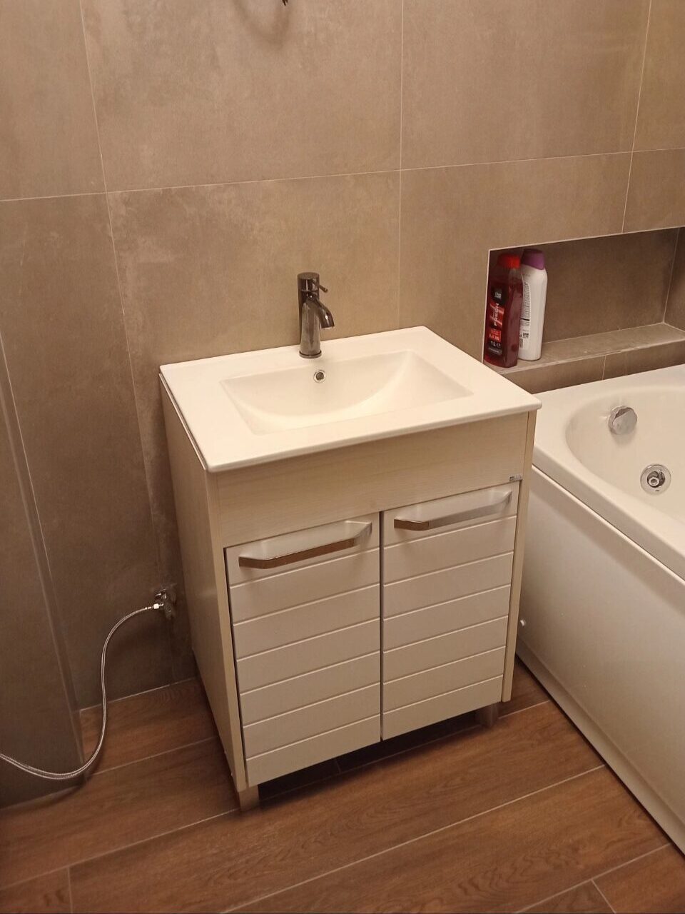 Završeno renoviranje kupatila sa lavabo ormarićem i kadom