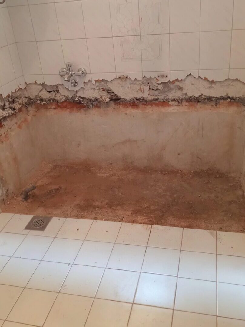 Ugradnja kade 3 Ugradnja kade posle demontaže stare sanitarije i pripreme prostora