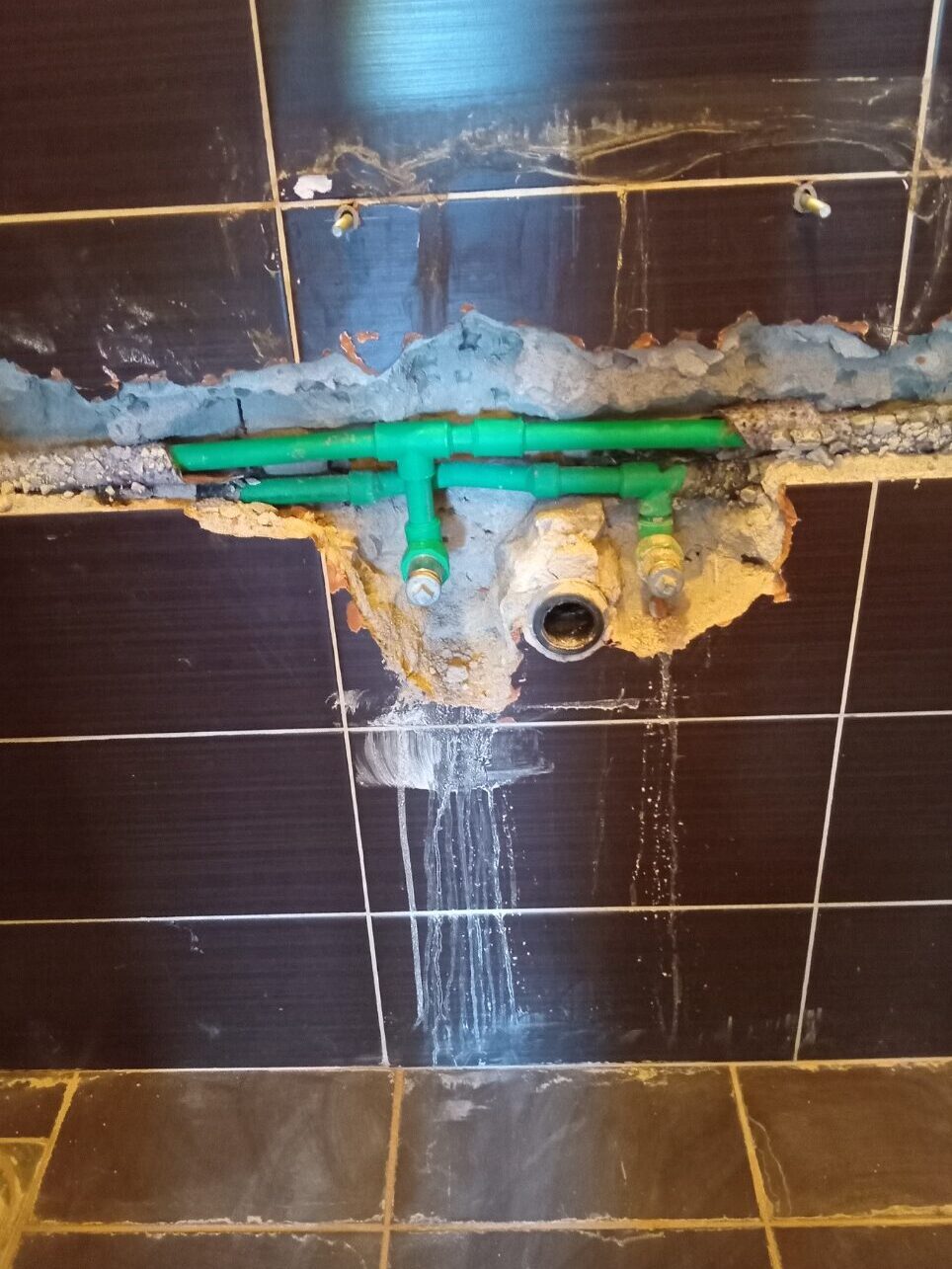 Popravka vodovodnih cevi 1 Popravka vodovodnih cevi u kupatilu sa otvorenim zidom i zelenom instalacijom