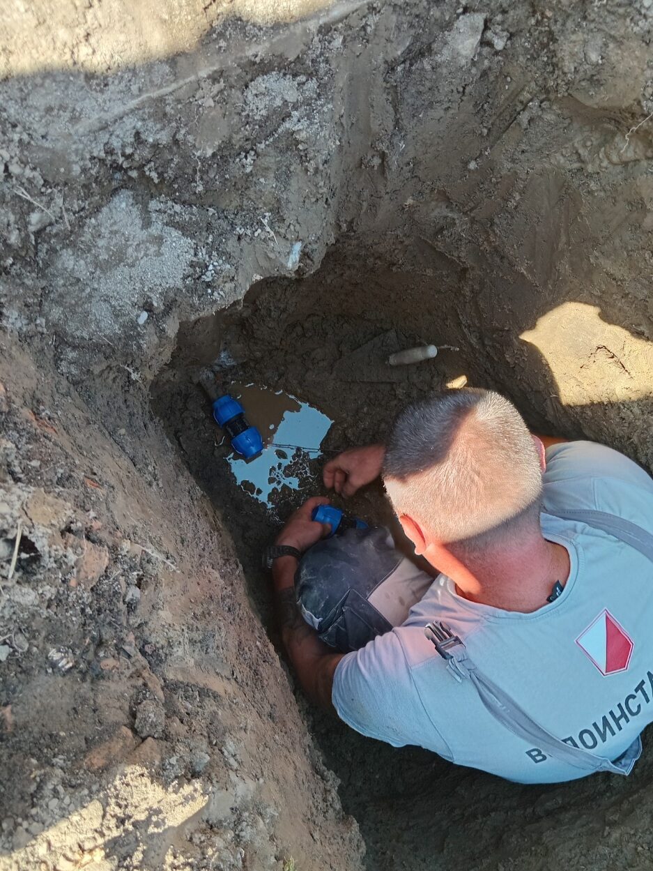Popravka vodovodne cevi 1 Popravka vodovodne cevi u iskopu sa plavom spojnicom i proverom curenja