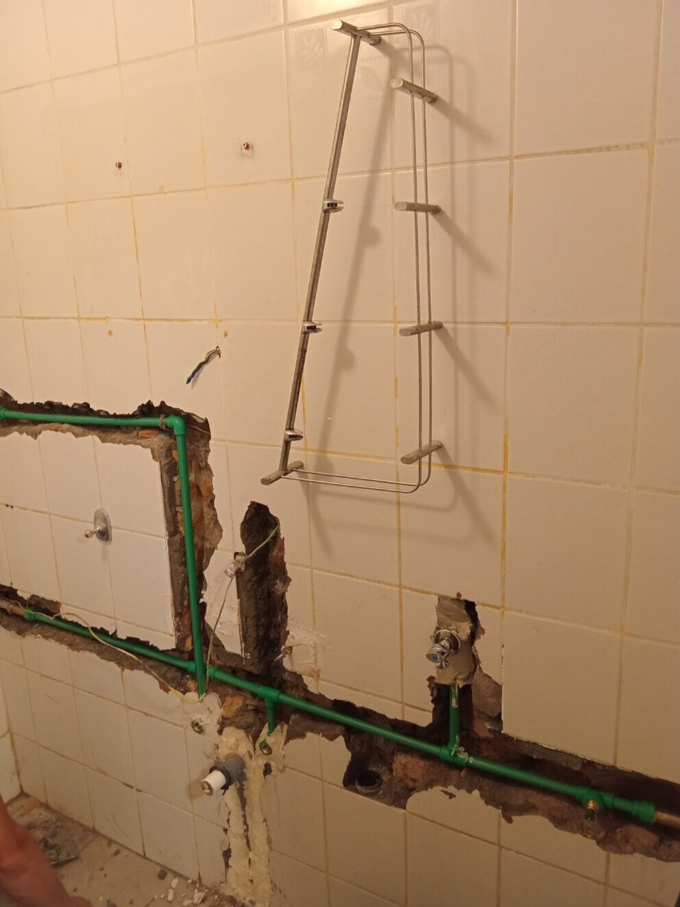 Popravka vodovodnih cevi 3 Vodoinstalater Novi Sad popravka vodovodnih cevi iza kupatilskih pločica