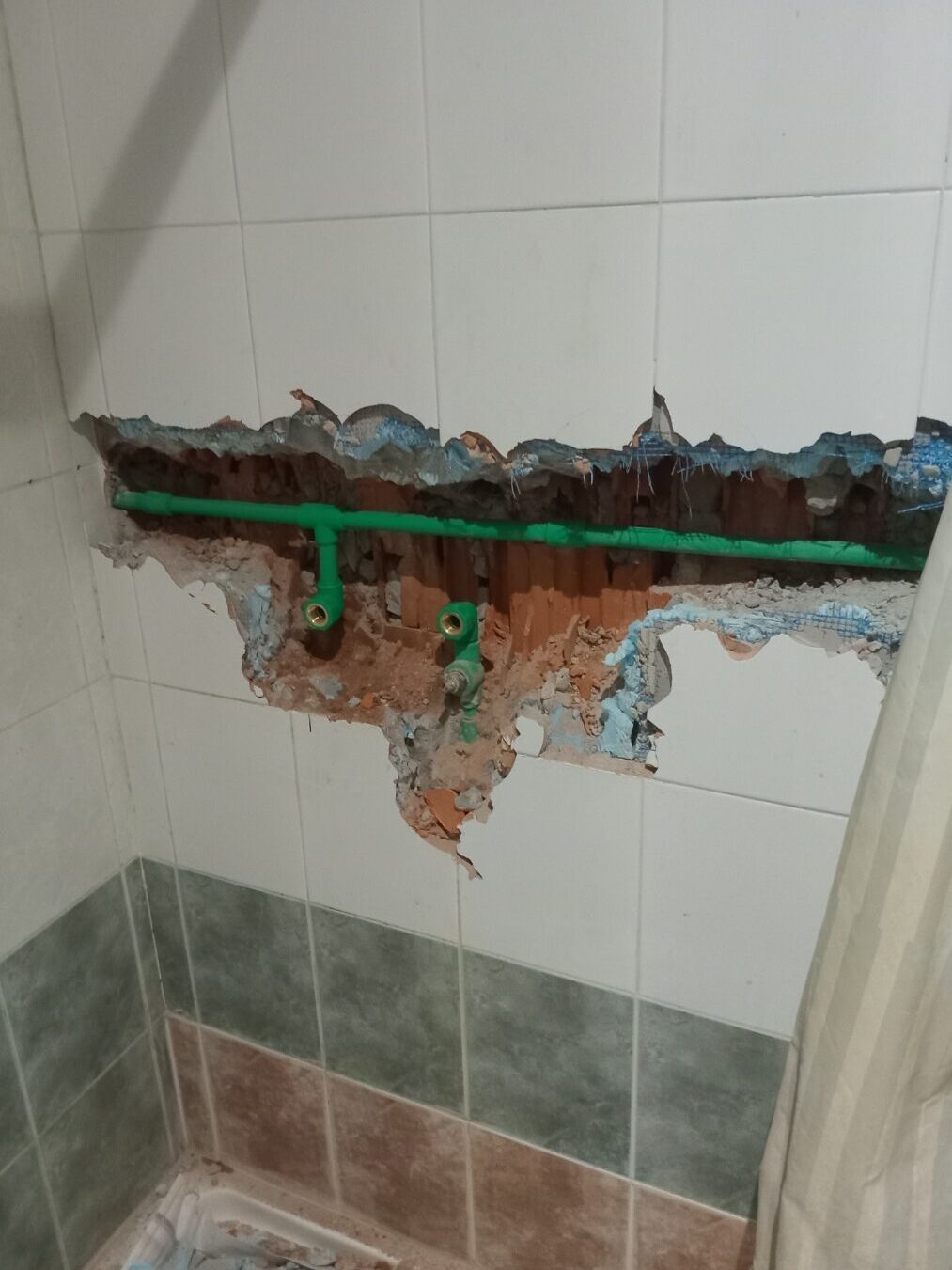 Popravka vodovodnih cevi 2 Popravka vodovodnih cevi nakon uklanjanja pločica i pripreme instalacije