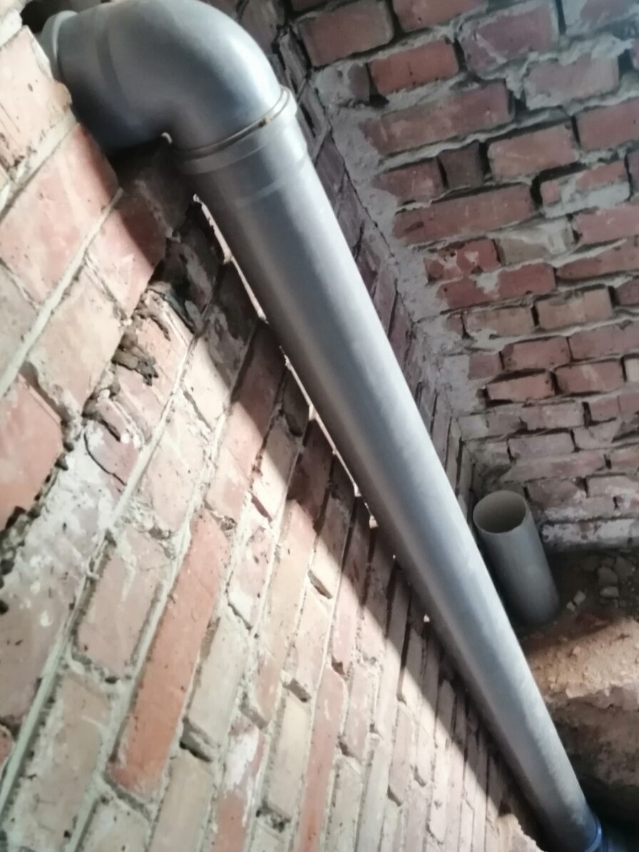 Postavljanje vodovodnih i kanalizacionih cevi sa ugaonim spojem uz zid od opeke