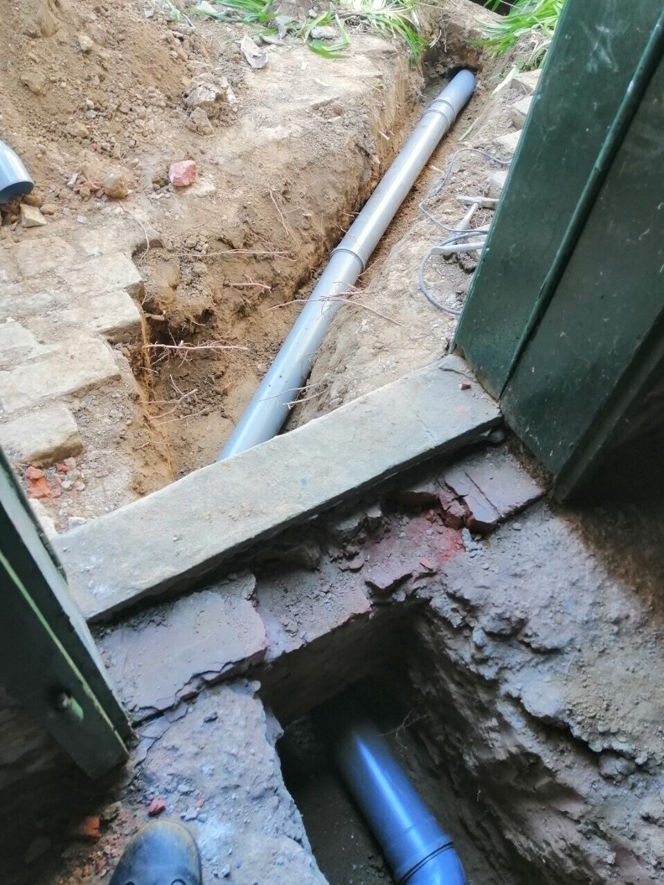 Postavljanje vodovodnih i kanalizacionih cevi u spoljašnjem iskopu pored objekta