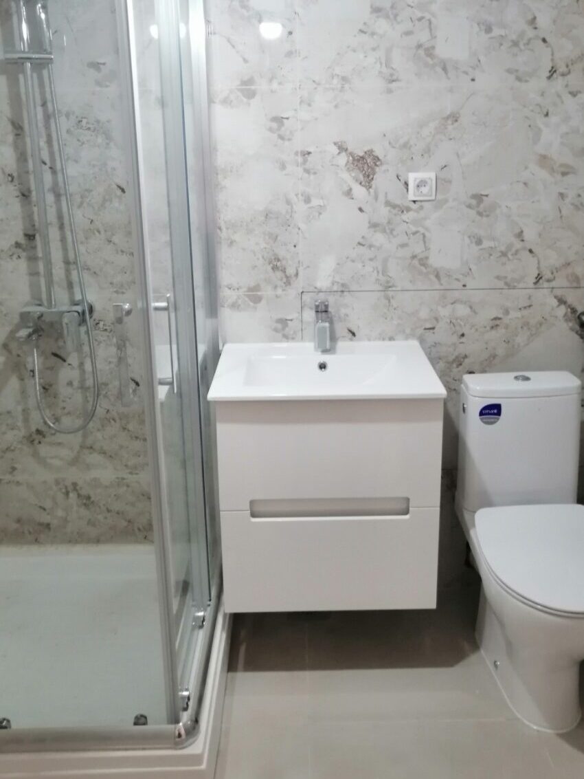 Završena adaptacija kupatila 3 Završena adaptacija kupatila sa tuš kabinom, umivaonikom i WC šoljom