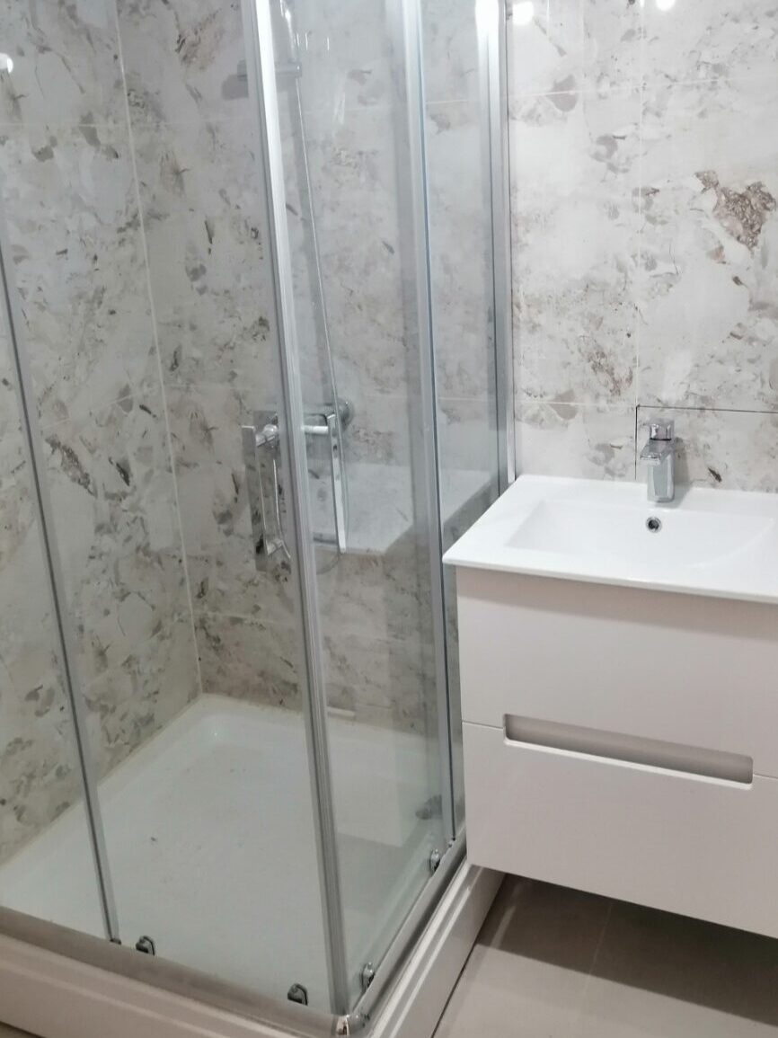 Završena adaptacija kupatila 2 Završena adaptacija kupatila sa tuš kabinom i ormarićem sa umivaonikom
