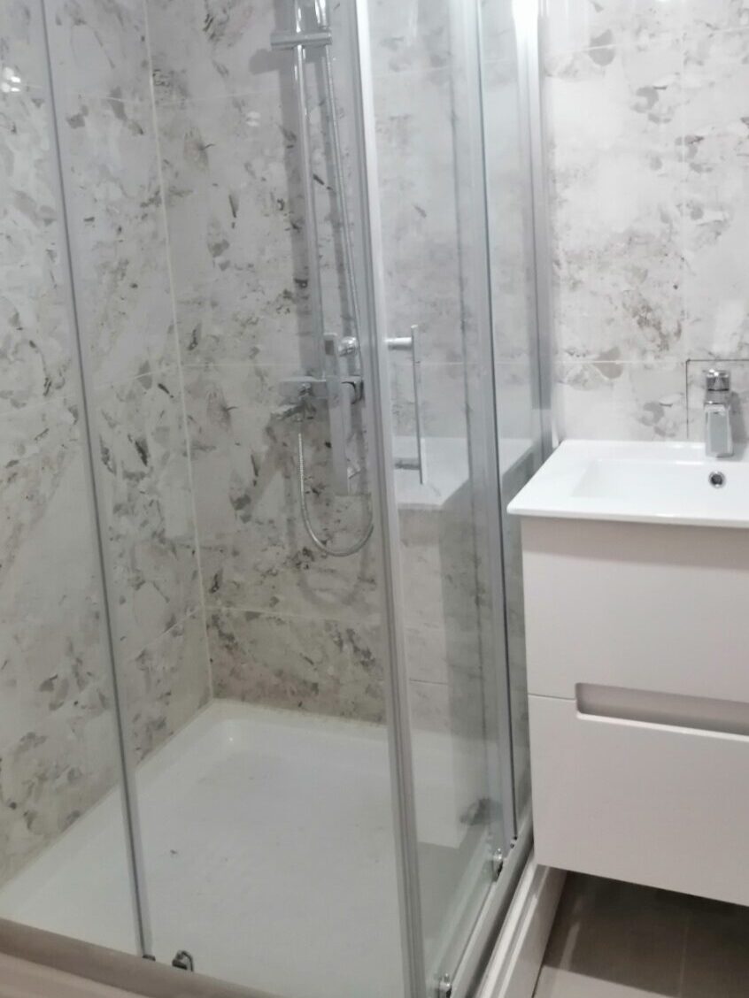 Završena adaptacija kupatila 1 Završena adaptacija kupatila sa novom tuš kabinom i zidnim pločicama