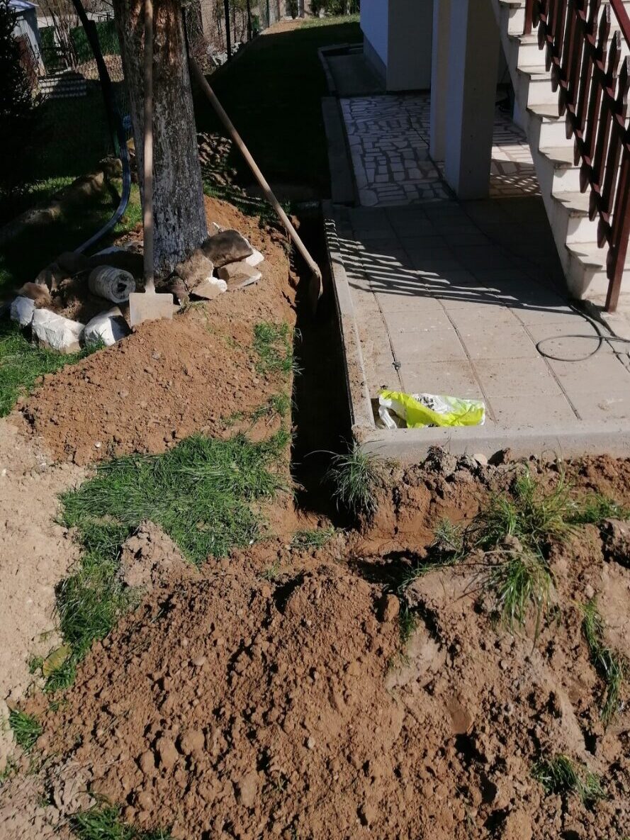 Ugradnja dvorišne kanalice 2 Ugradnja dvorišne kanalice sa pripremljenim rovom uz kuću